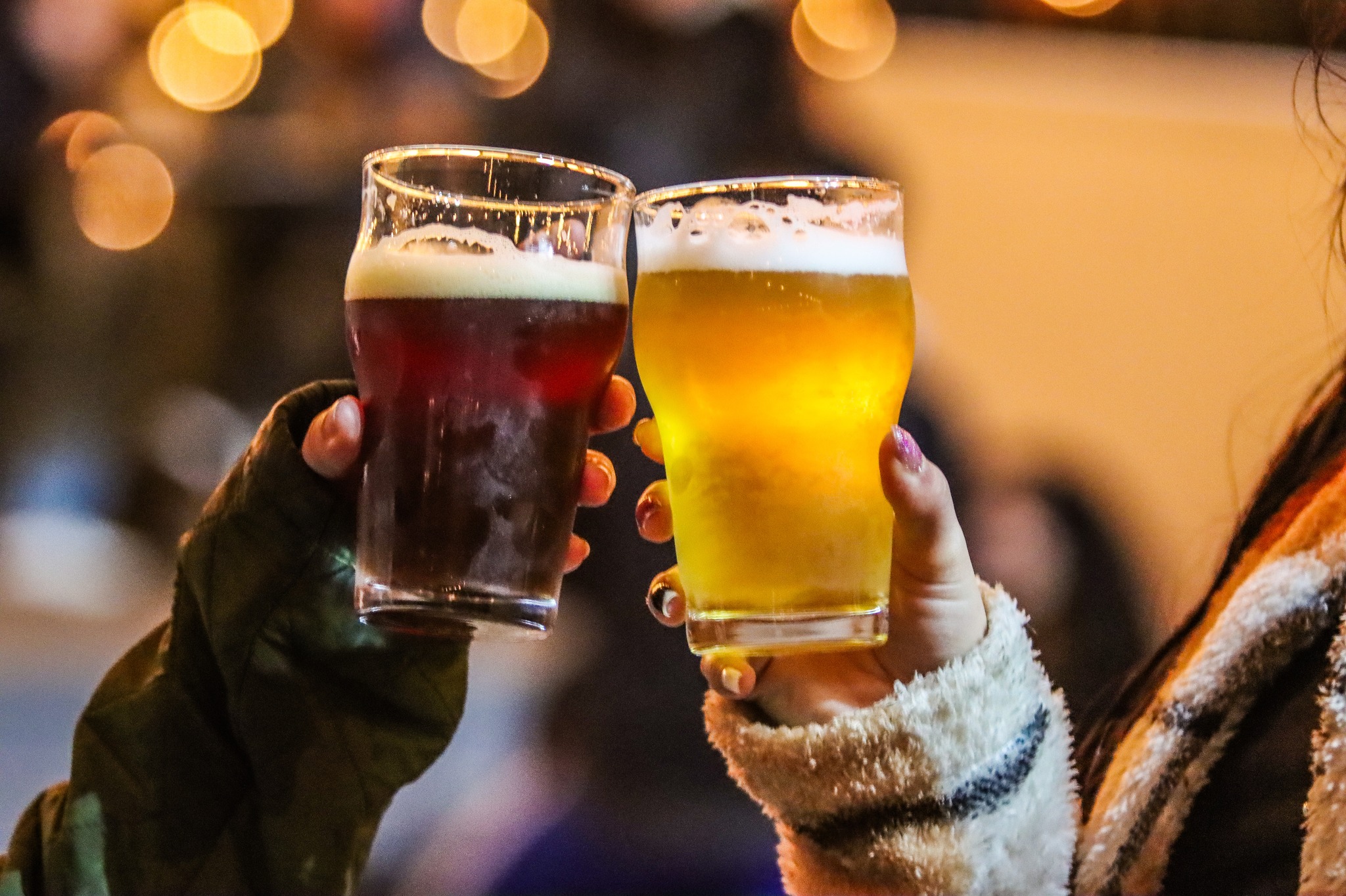 Brindis con dos cervezas de Mollys Beer House